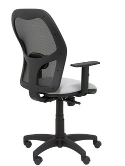 Modelo Alocén - Silla de oficina ergonómica con mecanismo sincro, brazos regulables y ajustable en altura - Respaldo de malla transpirable en color negro y asiento tapizados en tejido BALI color gris claro.