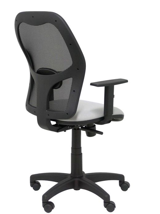 Modelo Alocén - Silla de oficina ergonómica con mecanismo sincro, brazos regulables y ajustable en altura - Respaldo de malla transpirable en color negro y asiento tapizados en tejido BALI color gris claro.