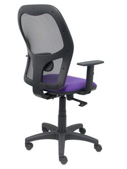 Modelo Alocén - Silla de oficina ergonómica con mecanismo sincro, brazos regulables y ajustable en altura - Respaldo de malla transpirable en color negro y asiento tapizados en tejido BALI color lila.