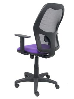 Modelo Alocén - Silla de oficina ergonómica con mecanismo sincro, brazos regulables y ajustable en altura - Respaldo de malla transpirable en color negro y asiento tapizados en tejido BALI color lila.