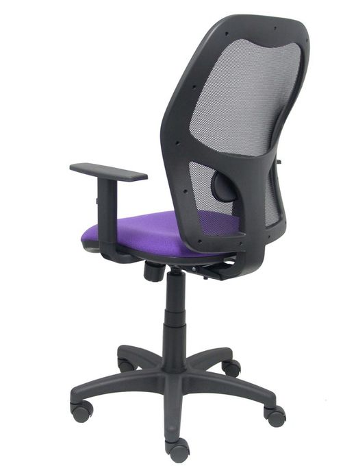 Modelo Alocén - Silla de oficina ergonómica con mecanismo sincro, brazos regulables y ajustable en altura - Respaldo de malla transpirable en color negro y asiento tapizados en tejido BALI color lila.