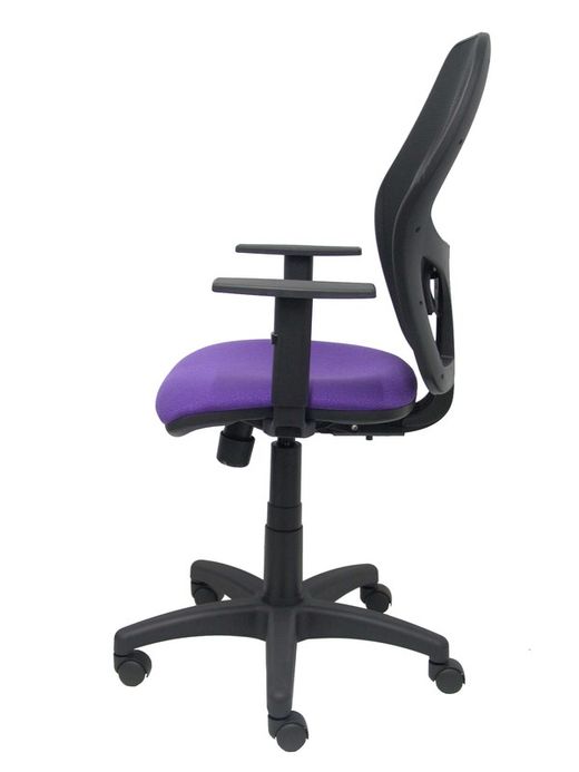 Modelo Alocén - Silla de oficina ergonómica con mecanismo sincro, brazos regulables y ajustable en altura - Respaldo de malla transpirable en color negro y asiento tapizados en tejido BALI color lila.