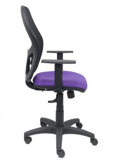 Modelo Alocén - Silla de oficina ergonómica con mecanismo sincro, brazos regulables y ajustable en altura - Respaldo de malla transpirable en color negro y asiento tapizados en tejido BALI color lila.