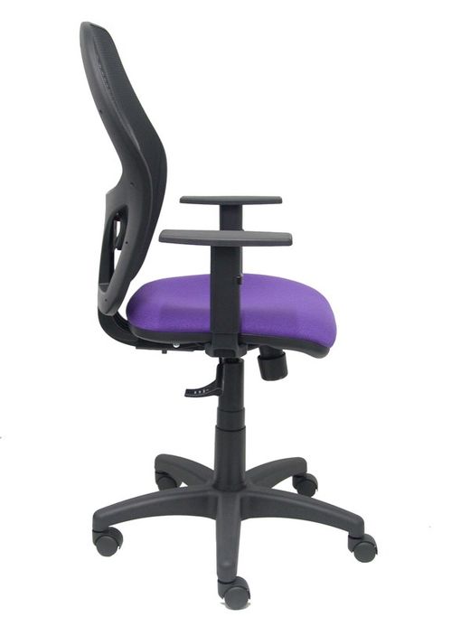 Modelo Alocén - Silla de oficina ergonómica con mecanismo sincro, brazos regulables y ajustable en altura - Respaldo de malla transpirable en color negro y asiento tapizados en tejido BALI color lila.