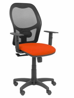 Modelo Alocén - Silla de oficina ergonómica con mecanismo sincro, brazos regulables y ajustable en altura - Respaldo de malla transpirable en color negro y asiento tapizados en tejido BALI color naranja.