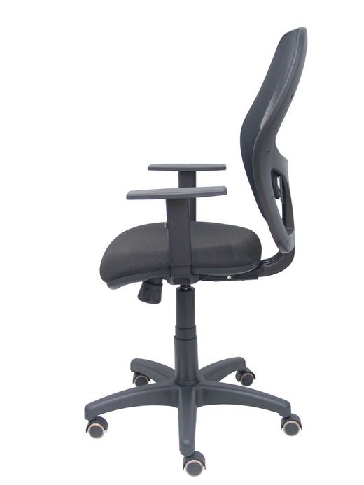 Modelo Alocén - Silla de oficina ergonómica con mecanismo sincro, brazos regulables y ajustable en altura - Respaldo de malla transpirable en color negro y asiento tapizados en tejido BALI color negro. Ruedas con rodamiento de goma.
