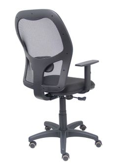 Modelo Alocén - Silla de oficina ergonómica con mecanismo sincro, brazos regulables y ajustable en altura - Respaldo de malla transpirable en color negro y asiento tapizados en tejido BALI color negro. Ruedas con rodamiento de goma.