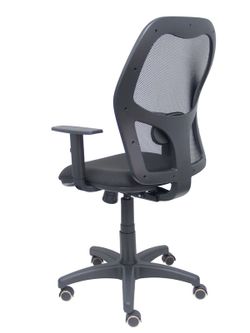 Modelo Alocén - Silla de oficina ergonómica con mecanismo sincro, brazos regulables y ajustable en altura - Respaldo de malla transpirable en color negro y asiento tapizados en tejido BALI color negro. Ruedas con rodamiento de goma.