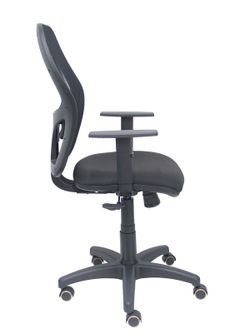 Modelo Alocén - Silla de oficina ergonómica con mecanismo sincro, brazos regulables y ajustable en altura - Respaldo de malla transpirable en color negro y asiento tapizados en tejido BALI color negro. Ruedas con rodamiento de goma.