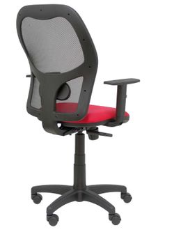 Modelo Alocén - Silla de oficina ergonómica con mecanismo sincro, brazos regulables y ajustable en altura - Respaldo de malla transpirable en color negro y asiento tapizados en tejido BALI color rojo.