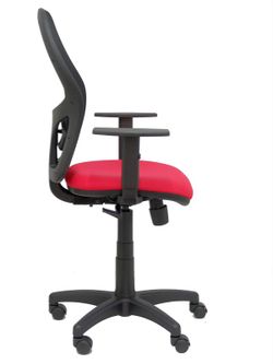 Modelo Alocén - Silla de oficina ergonómica con mecanismo sincro, brazos regulables y ajustable en altura - Respaldo de malla transpirable en color negro y asiento tapizados en tejido BALI color rojo.