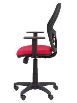 Modelo Alocén - Silla de oficina ergonómica con mecanismo sincro, brazos regulables y ajustable en altura - Respaldo de malla transpirable en color negro y asiento tapizados en tejido BALI color rojo.