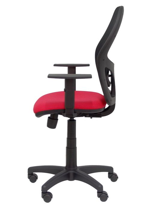 Modelo Alocén - Silla de oficina ergonómica con mecanismo sincro, brazos regulables y ajustable en altura - Respaldo de malla transpirable en color negro y asiento tapizados en tejido BALI color rojo.