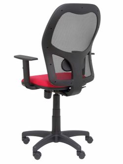 Modelo Alocén - Silla de oficina ergonómica con mecanismo sincro, brazos regulables y ajustable en altura - Respaldo de malla transpirable en color negro y asiento tapizados en tejido BALI color rojo.