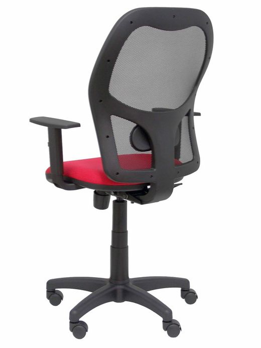 Modelo Alocén - Silla de oficina ergonómica con mecanismo sincro, brazos regulables y ajustable en altura - Respaldo de malla transpirable en color negro y asiento tapizados en tejido BALI color rojo.