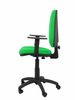 Modelo Ayna - Silla de oficina ergonómica con mecanismo de contacto permanente y regulable en altura - Asiento y respaldo tapizados en tejido BALI color pistacho (BRAZOS REGULABLES EN ALTURA)