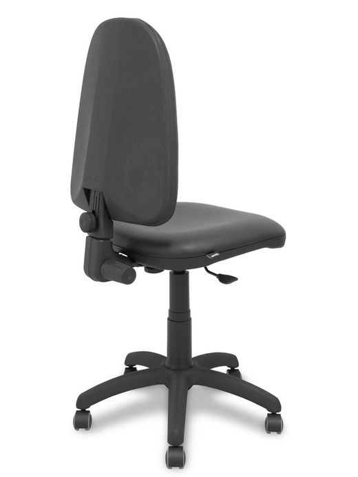 Modelo Ayna - Silla de oficina ergonómica con mecanismo de contacto permanente y regulable en altura y ruedas de parqué - Asiento y respaldo tapizados en tejido similpiel color negro.