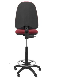 Modelo Ayna Taburete - Taburete ergonómico con mecanismo de contacto permanente, regulable en altura, aro reposapiés y ruedas de parqué - Asiento y respaldo tapizados en tejido BALI color granate