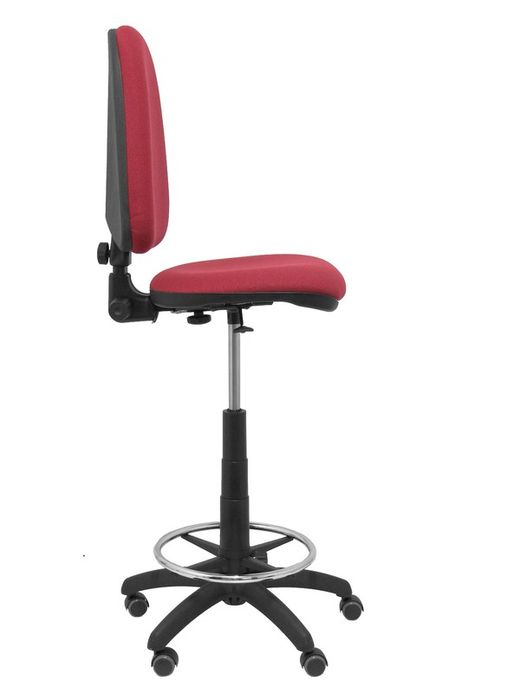 Modelo Ayna Taburete - Taburete ergonómico con mecanismo de contacto permanente, regulable en altura, aro reposapiés y ruedas de parqué - Asiento y respaldo tapizados en tejido BALI color granate