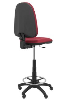 Modelo Ayna Taburete - Taburete ergonómico con mecanismo de contacto permanente, regulable en altura, aro reposapiés y ruedas de parqué - Asiento y respaldo tapizados en tejido BALI color granate