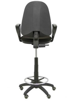 Modelo Ayna Taburete - Taburete ergonómico con mecanismo de contacto permanente, regulable en altura, aro reposapiés y ruedas de parqué - Asiento y respaldo tapizados en tejido BALI color negro (BRAZOS FIJOS INCLUIDOS)