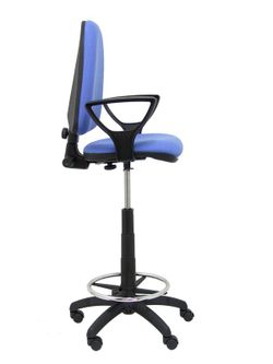 Modelo Ayna Taburete - Taburete ergonómico con mecanismo de contacto permanente, regulable en altura y aro reposapiés - Asiento y respaldo tapizados en tejido BALI color azul claro (BRAZOS FIJOS INCLUIDOS)