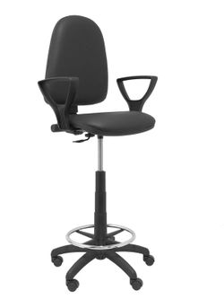 Modelo Ayna Taburete - Taburete ergonómico con mecanismo de contacto permanente, regulable en altura y aro reposapiés - Asiento y respaldo tapizados en tejido símilpiel color negro (BRAZOS FIJOS INCLUIDOS)