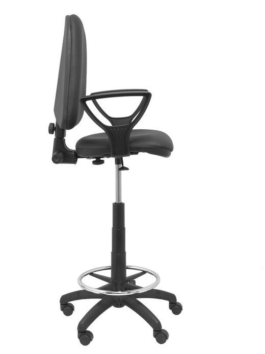 Modelo Ayna Taburete - Taburete ergonómico con mecanismo de contacto permanente, regulable en altura y aro reposapiés - Asiento y respaldo tapizados en tejido símilpiel color negro (BRAZOS FIJOS INCLUIDOS)