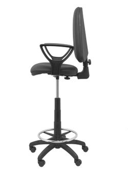 Modelo Ayna Taburete - Taburete ergonómico con mecanismo de contacto permanente, regulable en altura y aro reposapiés - Asiento y respaldo tapizados en tejido símilpiel color negro (BRAZOS FIJOS INCLUIDOS)