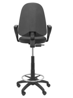 Modelo Ayna Taburete - Taburete ergonómico con mecanismo de contacto permanente, regulable en altura y aro reposapiés - Asiento y respaldo tapizados en tejido símilpiel color negro (BRAZOS FIJOS INCLUIDOS)