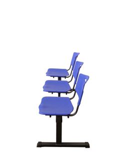 Modelo Bancada Iso plastic - Bancada de espera de tres plazas y estructura de hierro en color negro - Asiento y respaldo en PVC color azul