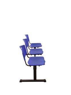 Modelo Bancada Iso plastic - Bancada de espera de tres plazas y estructura de hierro en color negro - Asiento y respaldo en PVC color azul