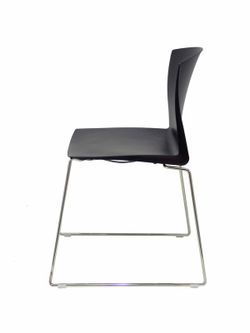 Modelo Boniches  Pack 4 sillas confidente ergonómica, apilable y con estructura de varilla cromada.  Asiento y respaldo de PVC de color negro