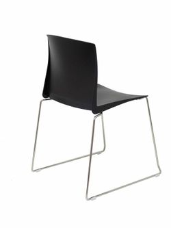 Modelo Boniches  Pack 4 sillas confidente ergonómica, apilable y con estructura de varilla cromada.  Asiento y respaldo de PVC de color negro