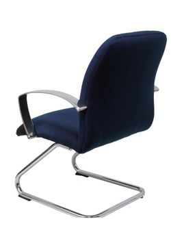 Modelo Caudete Confidente Patín  Sillón de recepción ergonómico con brazos fijos y patín cromados  Asiento y respaldo tapizados en tejido BALI color azul marino
