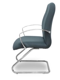 Modelo Caudete Confidente Patín.Sillón de recepción ergonómico con brazos fijos y patín cromado. Asiento y respaldo tapizados en tejido BALI color gris oscuro.