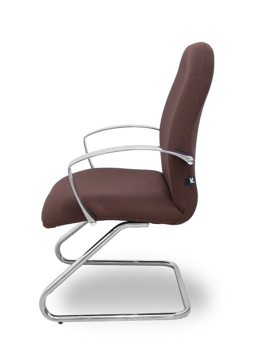 Modelo Caudete Confidente Patín.Sillón de recepción ergonómico con brazos fijos y patín cromado. Asiento y respaldo tapizados en tejido BALI color marrón oscuro.