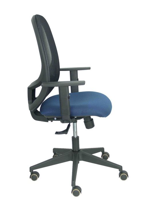 Modelo Cilanco negra - Silla de oficina ergonómica con mecanismo sincro, brazos regulables y ajustable en altura - Respaldo negro, tapizado en malla transpirable en color negro y asiento tapizado en tejido BALI color azul marino.