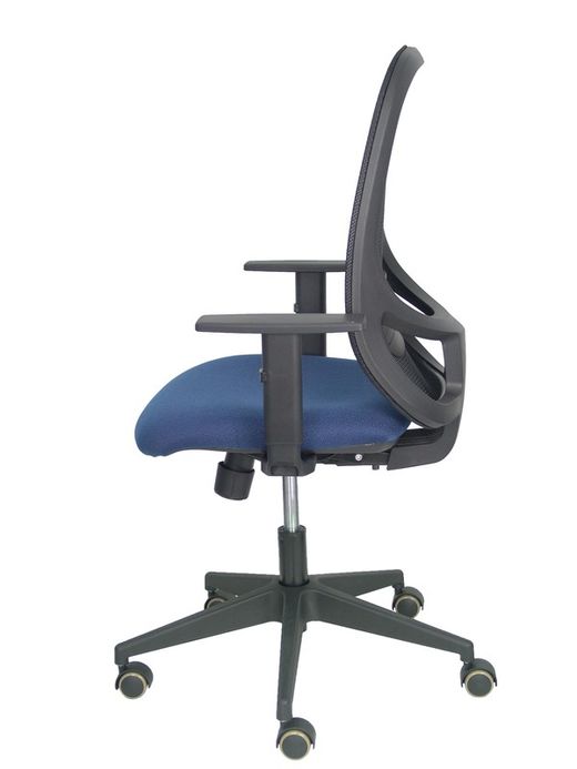 Modelo Cilanco negra - Silla de oficina ergonómica con mecanismo sincro, brazos regulables y ajustable en altura - Respaldo negro, tapizado en malla transpirable en color negro y asiento tapizado en tejido BALI color azul marino.