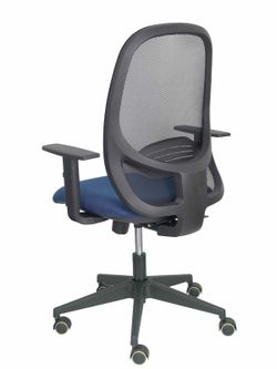 Modelo Cilanco negra - Silla de oficina ergonómica con mecanismo sincro, brazos regulables y ajustable en altura - Respaldo negro, tapizado en malla transpirable en color negro y asiento tapizado en tejido BALI color azul marino.