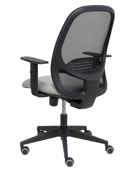 Modelo Cilanco negra - Silla de oficina ergonómica con mecanismo sincro, brazos regulables y ajustable en altura - Respaldo negro, tapizado en malla transpirable en color negro y asiento tapizado en tejido BALI color gris.