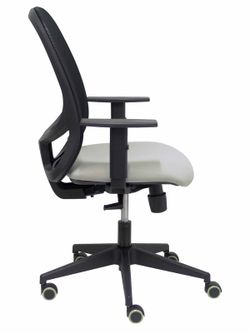Modelo Cilanco negra - Silla de oficina ergonómica con mecanismo sincro, brazos regulables y ajustable en altura - Respaldo negro, tapizado en malla transpirable en color negro y asiento tapizado en tejido BALI color gris.