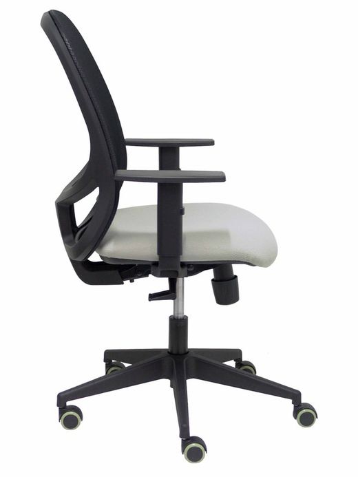 Modelo Cilanco negra - Silla de oficina ergonómica con mecanismo sincro, brazos regulables y ajustable en altura - Respaldo negro, tapizado en malla transpirable en color negro y asiento tapizado en tejido BALI color gris.