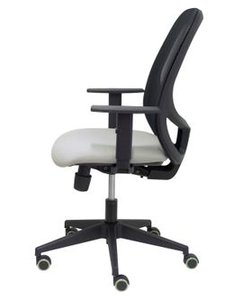 Modelo Cilanco negra - Silla de oficina ergonómica con mecanismo sincro, brazos regulables y ajustable en altura - Respaldo negro, tapizado en malla transpirable en color negro y asiento tapizado en tejido BALI color gris.