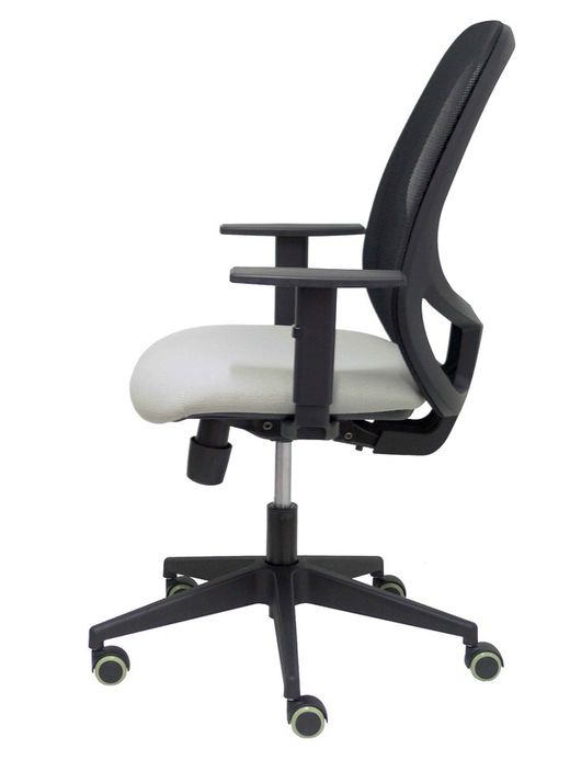 Modelo Cilanco negra - Silla de oficina ergonómica con mecanismo sincro, brazos regulables y ajustable en altura - Respaldo negro, tapizado en malla transpirable en color negro y asiento tapizado en tejido BALI color gris.