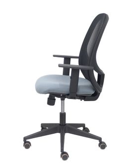 Modelo Cilanco negra - Silla de oficina ergonómica con mecanismo sincro, brazos regulables y ajustable en altura - Respaldo negro, tapizado en malla transpirable en color negro y asiento tapizado en tejido BALI color gris.