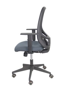 Modelo Cilanco negra - Silla de oficina ergonómica con mecanismo sincro, brazos regulables y ajustable en altura - Respaldo negro, tapizado en malla transpirable en color negro y asiento tapizado en tejido BALI color gris oscuro.