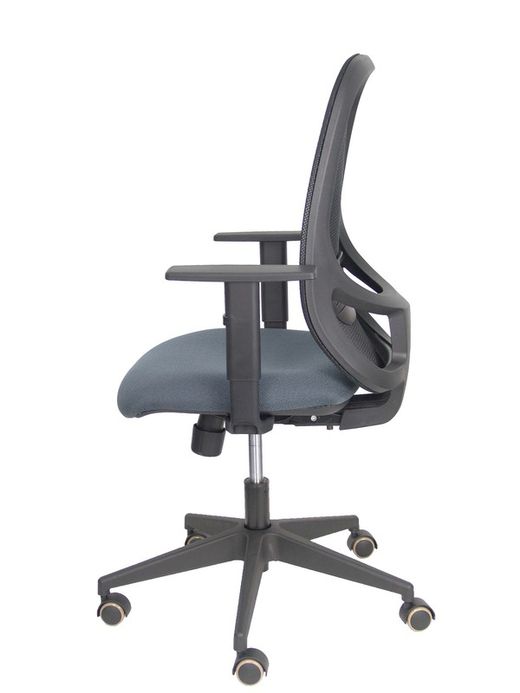 Modelo Cilanco negra - Silla de oficina ergonómica con mecanismo sincro, brazos regulables y ajustable en altura - Respaldo negro, tapizado en malla transpirable en color negro y asiento tapizado en tejido BALI color gris oscuro.