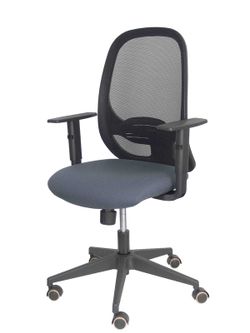Modelo Cilanco negra - Silla de oficina ergonómica con mecanismo sincro, brazos regulables y ajustable en altura - Respaldo negro, tapizado en malla transpirable en color negro y asiento tapizado en tejido BALI color gris oscuro.