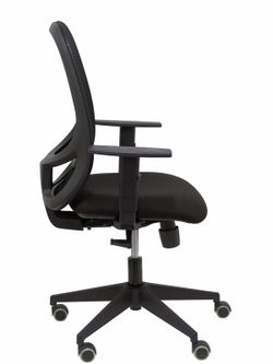 Modelo Cilanco negra - Silla de oficina ergonómica con mecanismo sincro, brazos regulables y ajustable en altura - Respaldo negro, tapizado en malla transpirable en color negro y asiento tapizado en tejido BALI color negro.